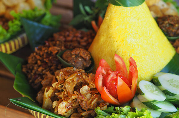 Resep Nasi Kuning Komplit (Gurih Dan Wangi, Cocok Untuk Tumpeng)