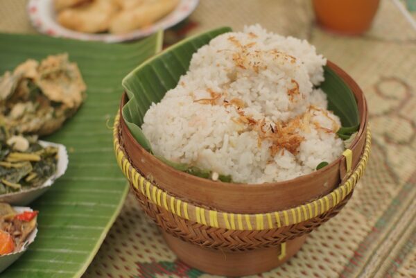 Nasi Liwet Sunda (Gurih Harum Lengkap Dengan Lauk Pauk Sederhana)